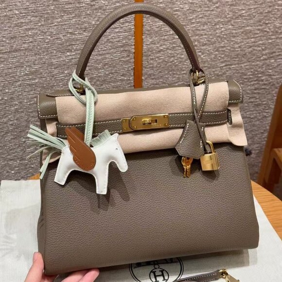 Classic Hermes Bag: A Stylish and Versatile Choice for Elegance - Picture 1 of 6